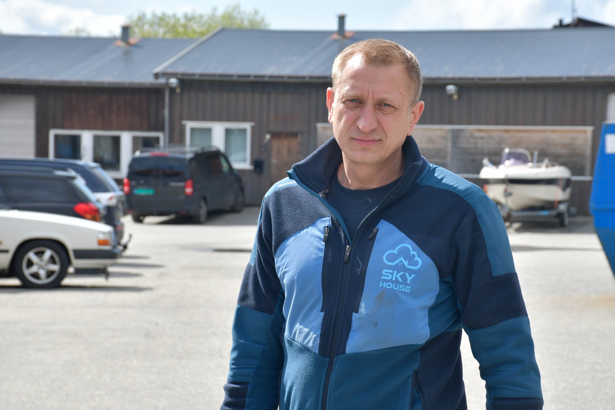 Medarbeider hos SKY HOUSE AS utenfor bedriftens lokaler i Mo i Rana