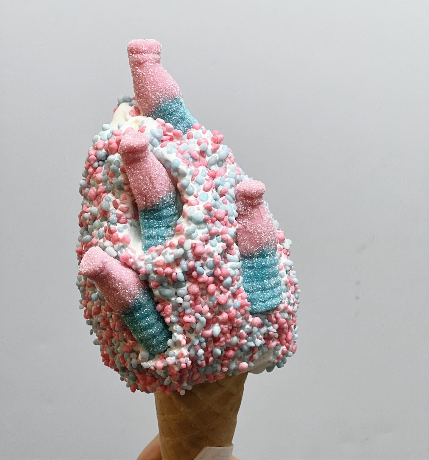 Softis med rosa og blå strøssel og marshmallows