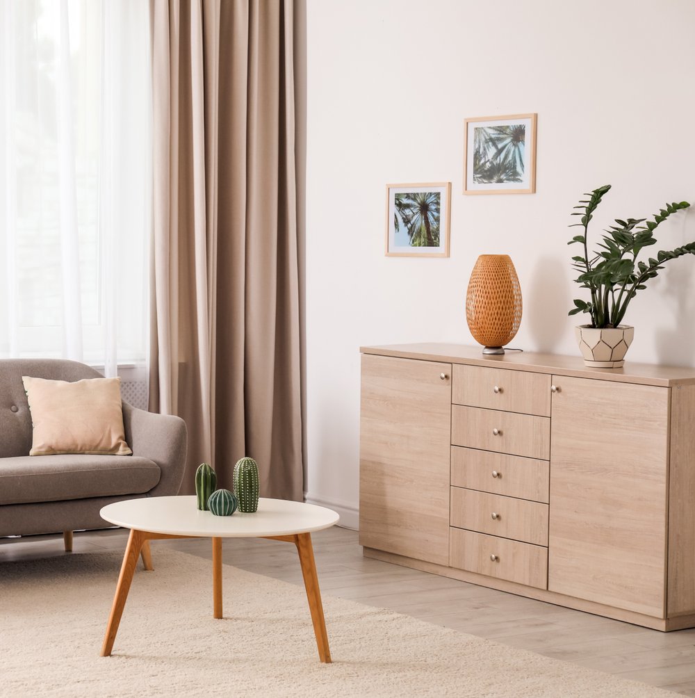 Lyst oppholdsrom med naturmaterialer og rolige flater