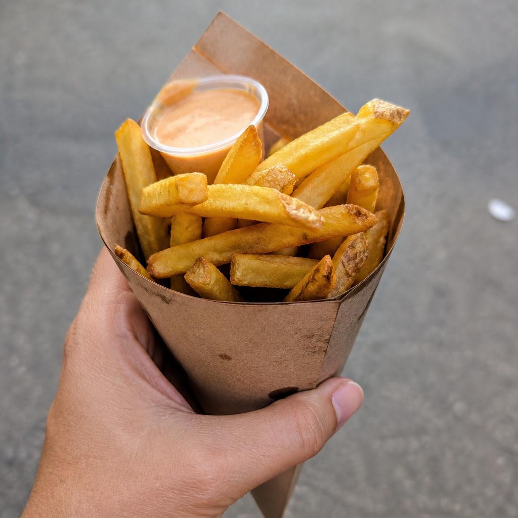 Sprø pommes frites i papirbeger med dipp