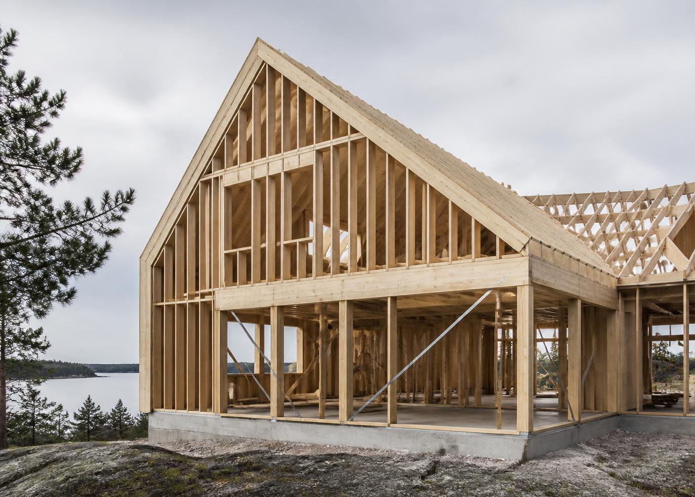 Trekonstruksjon i et nordisk nybygg under oppføring